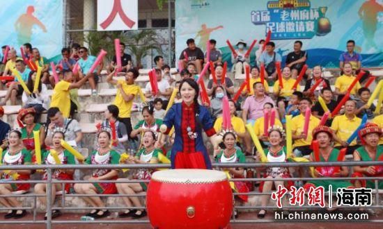 美女吃屎